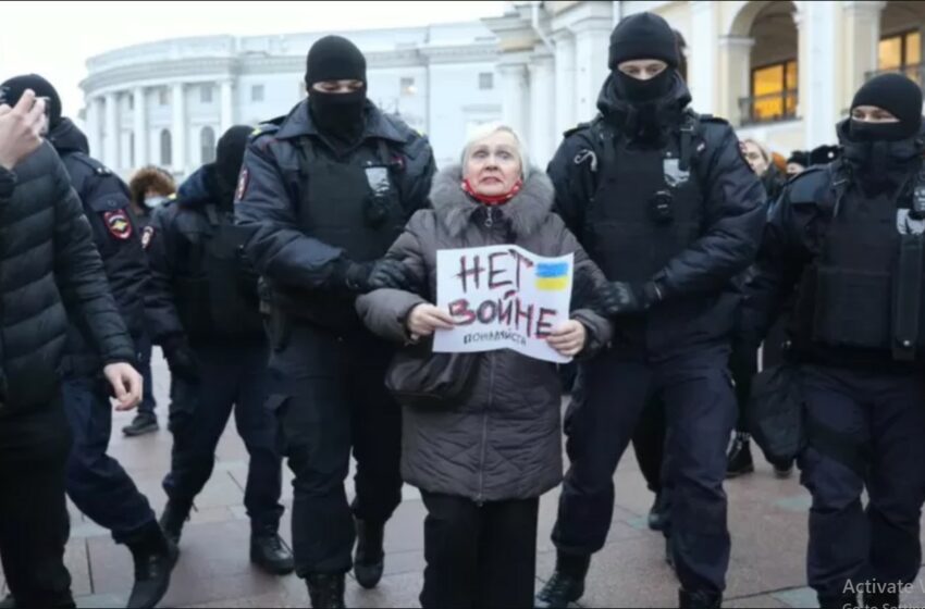  Sute de persoane, arestate în Rusia, pentru că au strigat în strada: „Putin, scoate armata din Ucraina”
