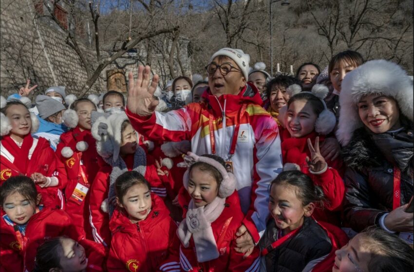 JO 2022: Actorul Jackie Chan a purtat Flacăra olimpică pe Marele Zid