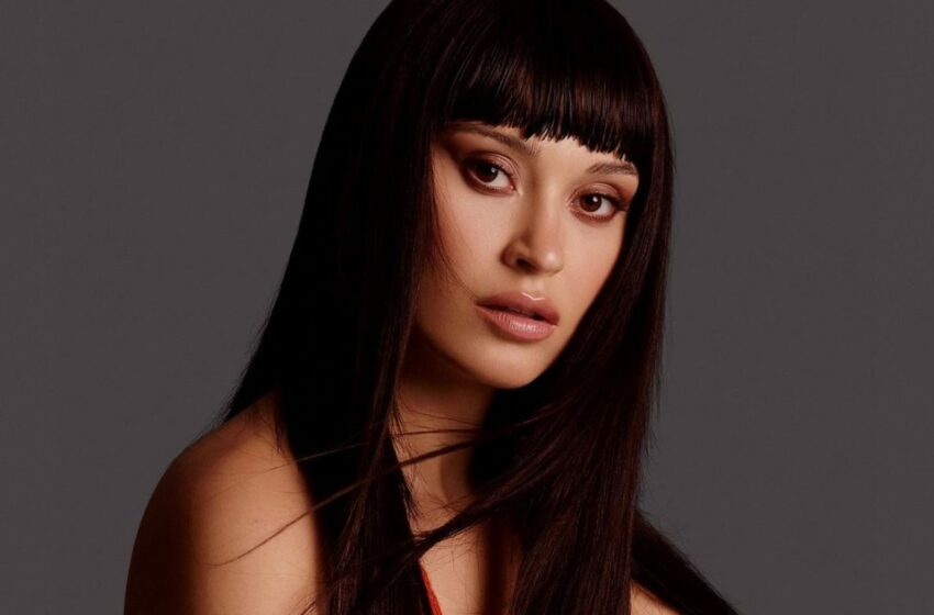 (foto) Irina Rimes, comparată cu Cleopatra, după ce s-a afișat cu sânii la vedere