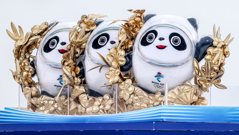  Goana după Bing Dwen Dwen, mascota Olimpiadei de la Beijing. Chinezii stau ore întregi la cozi pentru a cumpăra un ursuleț panda