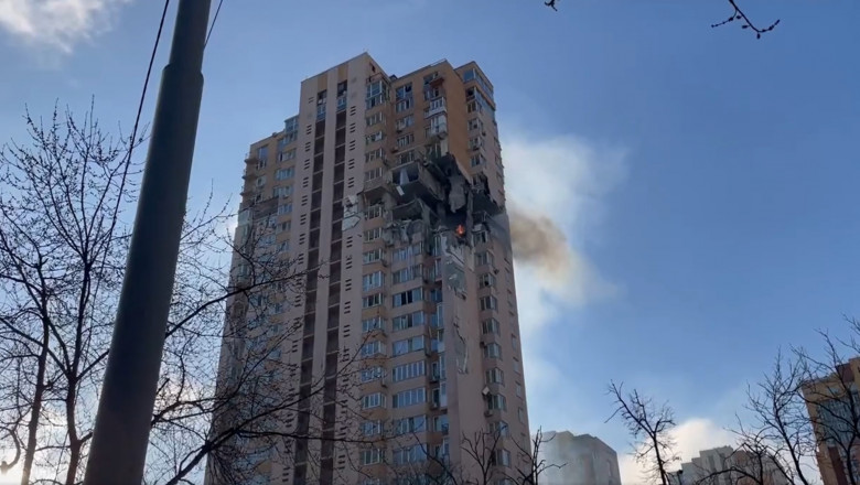  (VIDEO) Moment șocant surprins de camere: Un bloc locativ din centrul Kievului a fost lovit de un obuz