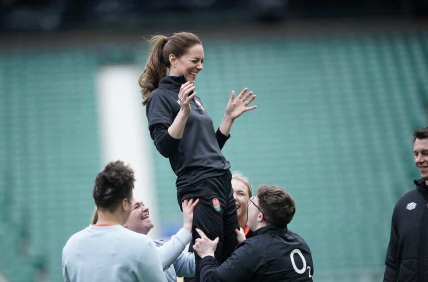  Kate Middletone, la înălțime! Echipa de rugby a Angliei s-a distrat pe cinste cu Ducesa