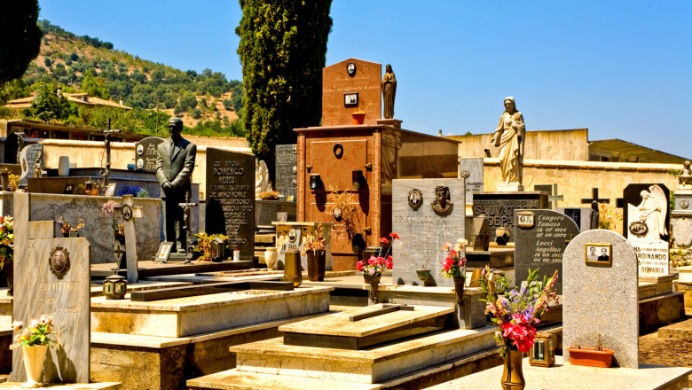  O femeie din Italia a murit pe mormântul soțului ei, de Sfântul Valentin. Timp de 40 de ani a mers în firecare zi la cimitir