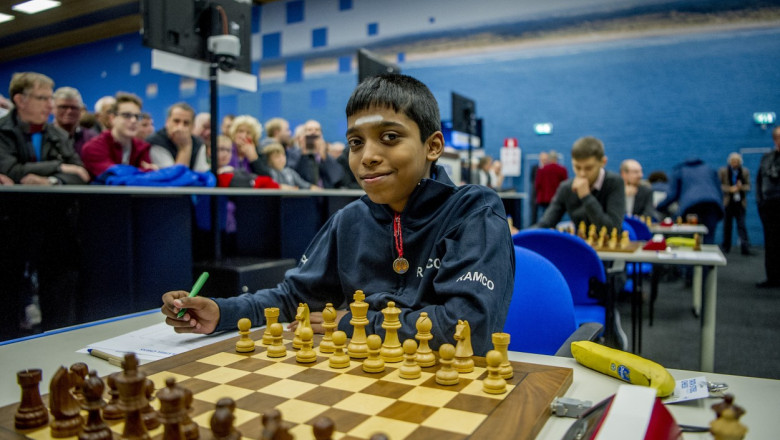  Un indian de 16 ani l-a învins pe campionul mondial la șah Magnus Carlsen
