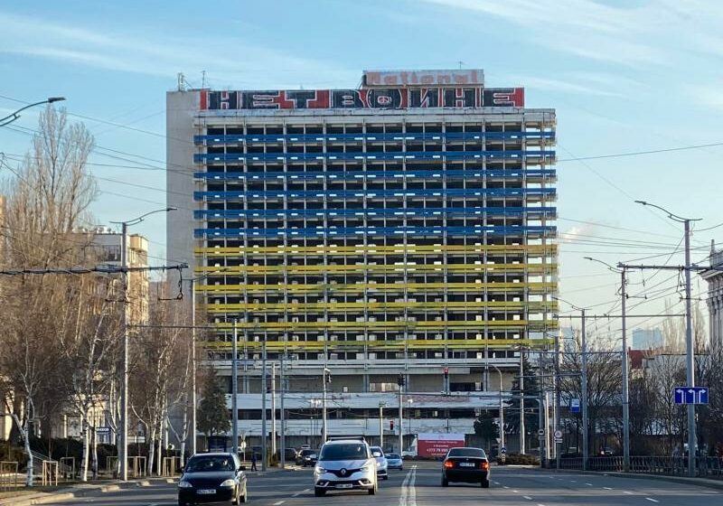  Culorile drapelului ucrainean, pe fațada Hotelului Național: „Nu războiului”