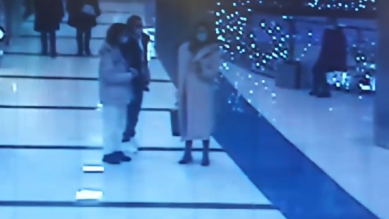  Tânăra care a găsit 10 mii de lei în Mall s-a prezentat la poliție: Banii urmează a fi întorși proprietarei