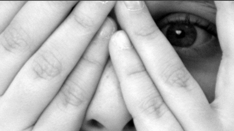  O fetiță de 5 ani, la un pas să fie violată de un vecin, pe terenul de joacă: Suspectul, reținut