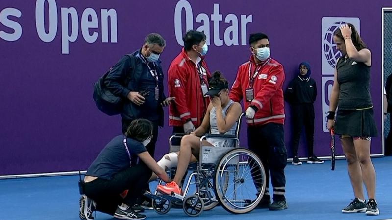  A țipat de durere: Jaqueline Cristian s-a accidentat în meciul cu Daria Kasatkina și părăsit terenul în scaunul cu rotile