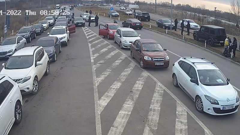  (FOTO/VIDEO) Cozi imense la Palanca: Zeci de mașini așteaptă să intre în Moldova dinspre Ucraina