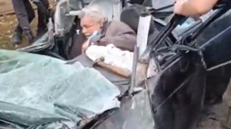  (video) Imagini cutremurătoare: O blindată trece peste o mașină la Kiev. Șoferul a rămas în viață, ca prin minune