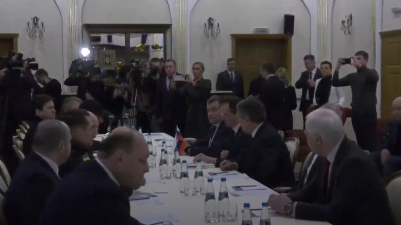  (video) Negocierile dintre Rusia și Ucraina au început: Cele două delegații, față în față
