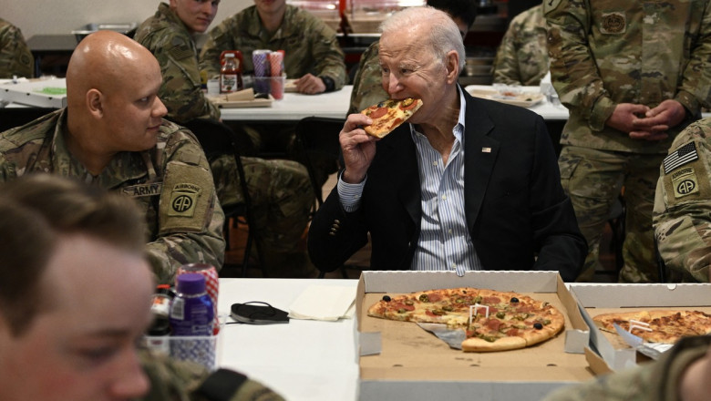  Joe Biden a mâncat pizza și a făcut selfie cu militarii americani din Polonia