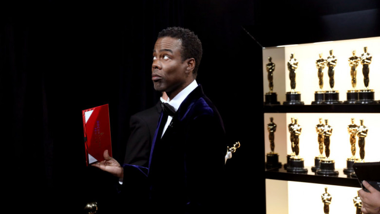  Chris Rock, aplaudat minute în șir la primul spectacol după incidentul de la Oscar. „La un moment dat voi vorbi despre asta”