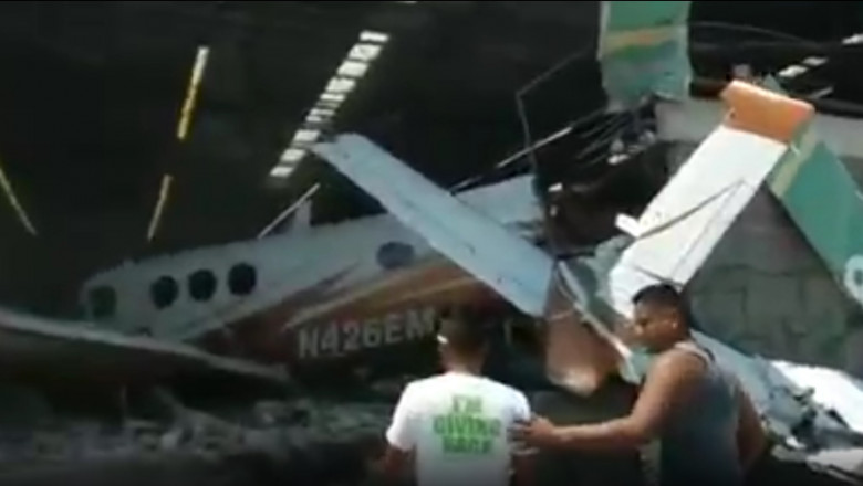  VIDEO  Momente de groază. Un avion s-a prăbușit peste un supermarket, în Mexic. În magazin erau oameni care făceau cumpărături