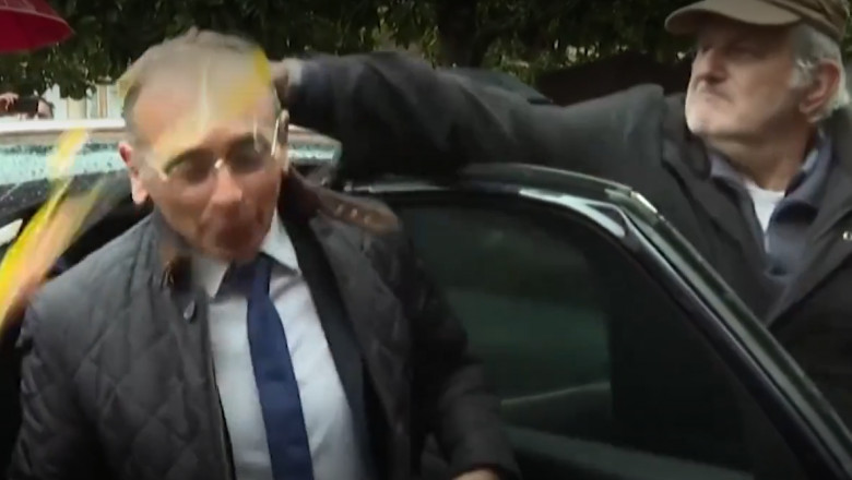  VIDEO  Un bărbat i-a spart un ou în cap lui Eric Zemmour, candidat de extremă dreapta la președinția Franței