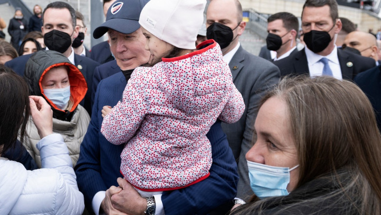  VIDEO Joe Biden, printre refugiații ucraineni: Unei fetițe i-a vorbit despre nepoatele sale, iar mamelor le-a spus că sunt foarte frumoase