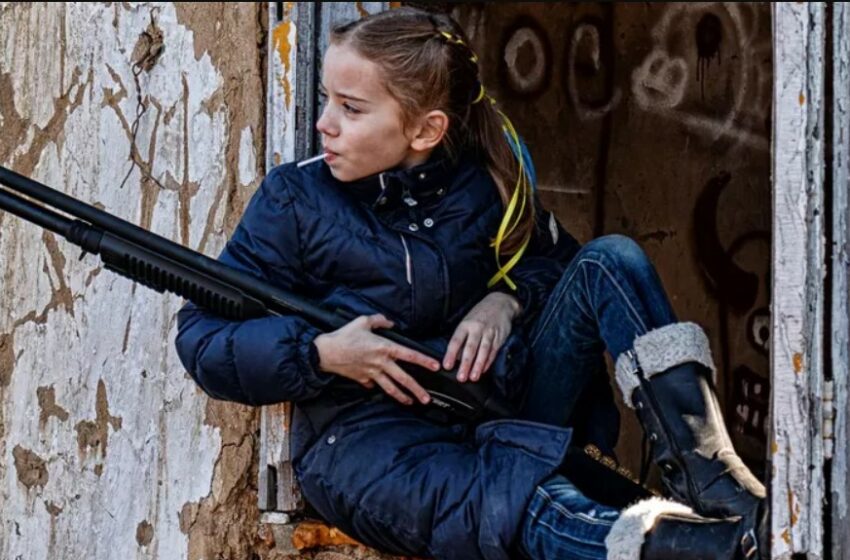  „Fetița cu acadea”. Povestea și adevărul din spatele fotografiei cu fata din Kiev, care ține o armă în mână