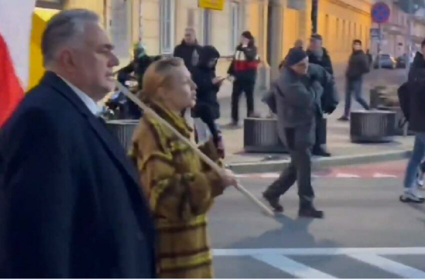  (video) „Voi lupta pentru adevăr”. Tina Karol, cu flagul Ucrainei în mână, a protestat la Varșovia, alături de mii de oameni