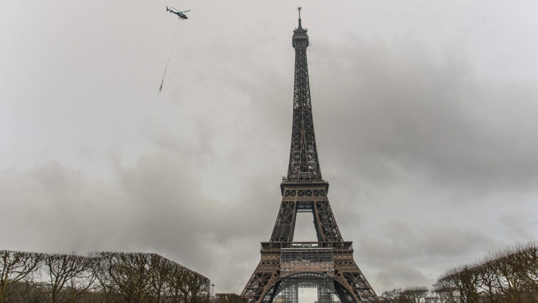  GALERIE FOTO  Turnul Eiffel a devenit mai înalt cu 6 metri după instalarea unei noi antene în vârf