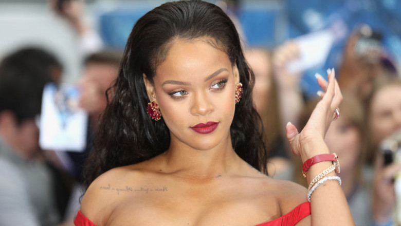  Rihanna, surprinsă în timp ce făcea cumpărături pentru viitorul copil. Artista a oferit indicii în legătură cu sexul bebelușului