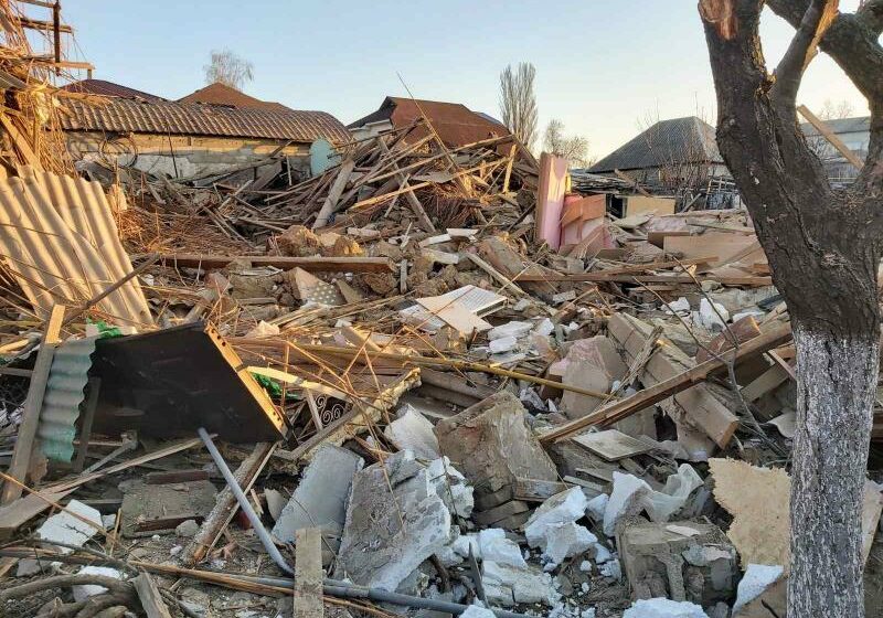  (FOTO) Treziți de bubuituri, sub dărâmăturile propriei case: Doi soți din Cahul au rămas pe drumuri, după o explozie