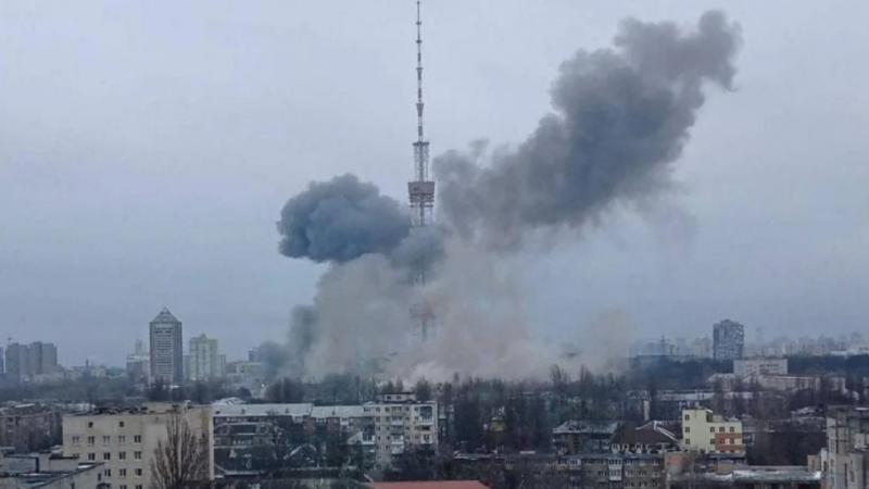  (video) Momentul în care turnul de televiziune din Kiev a fost lovit de o rachetă