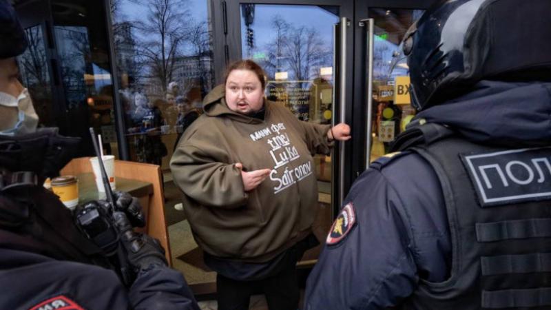  (video) Un rus s-a legat de ușa unui McDonald’s din Moscova: M-au lăsat fără mâncarea pe care am mâncat-o toată viața