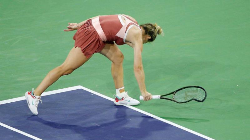  Simona Halep a ratat calificarea în finala Indian Wells 2022, într-un meci în care, de nervi, și-a rupt racheta de tenis