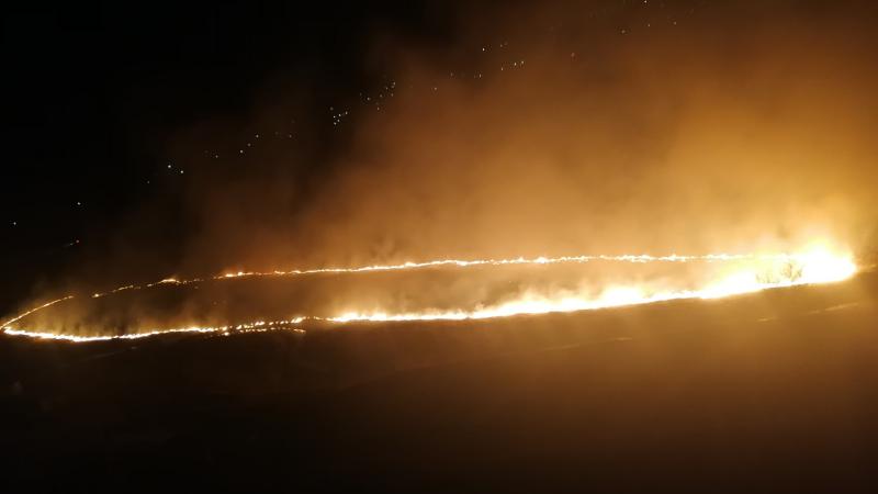 (video/foto) Coșmarul de câteva zile de la Florești: Localnicii luptă cu un incendiu puternic de vegetație și se sufocă de fum