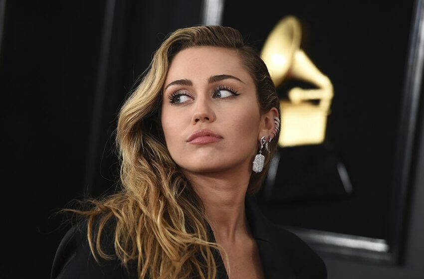  (VIDEO) Miley Cyrus a trecut prin spaima vieții ei. Avionul în care se afla a fost lovit de fulger și a aterizat de urgență