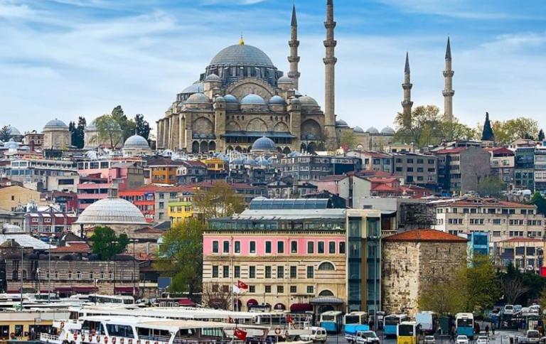  Ministrul turc de Externe: Oligarhii ruşi sunt bineveniţi în Turcia, pentru turism sau investiţii