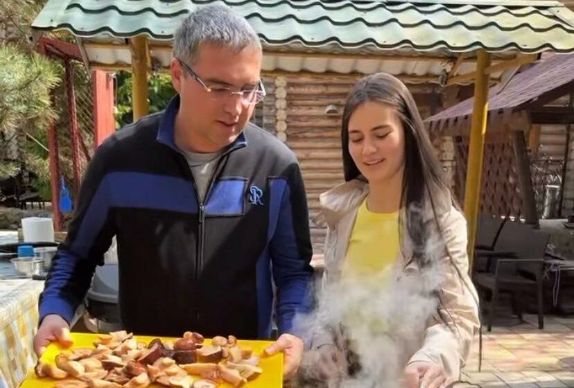  (FOTO/VIDEO) Delicii de la „bucătarul șef” Renato Usatîi și iubita sa Nina Crețu. Vezi ce au decis să pregătească la micul dejun