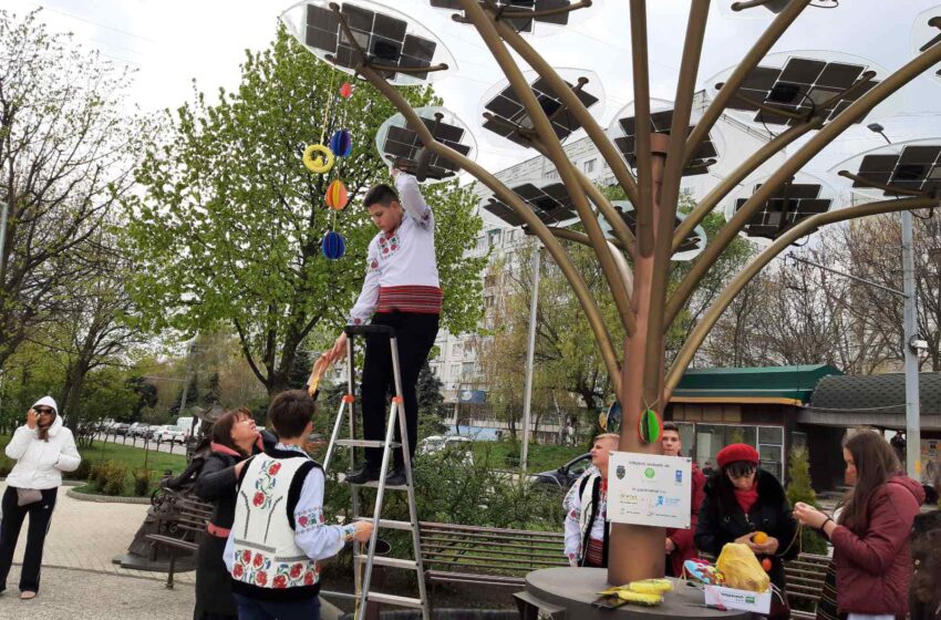  Arborele Solar din Chișinău a fost îmbrăcat în haine de sărbătoare