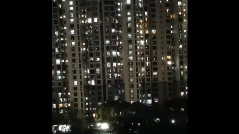  VIDEO Scene înfiorătoare în Shanghai: oamenii urlă noaptea de la geamuri, după o săptămână de carantină totală
