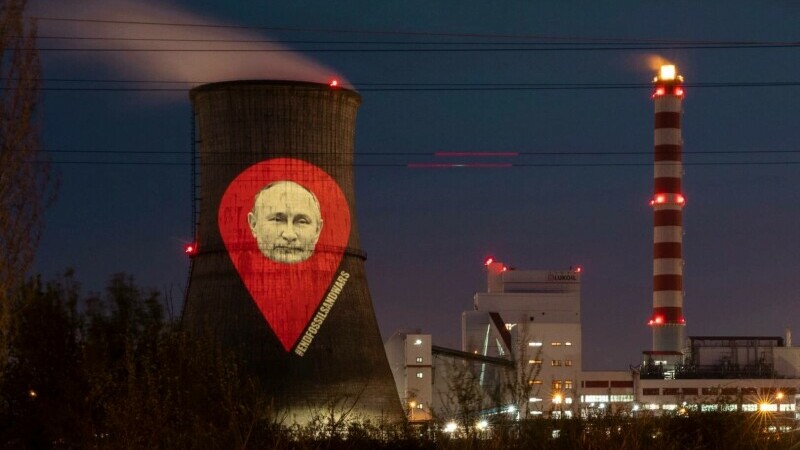 Chipul lui Vladimir Putin a fost proiectat pe turnul unei rafinăriei Lukoil din România. GALERIE FOTO