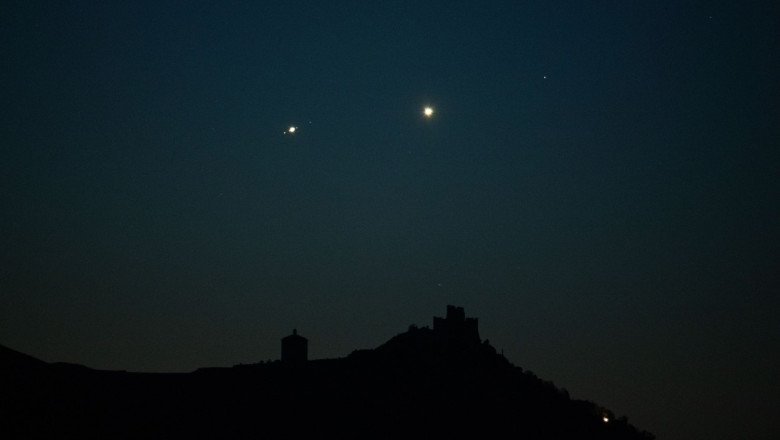  Spectacol planetar în această noapte: Conjuncția dintre Venus și Jupiter. Planetele vor părea că se ciocnesc pe cerul nopții