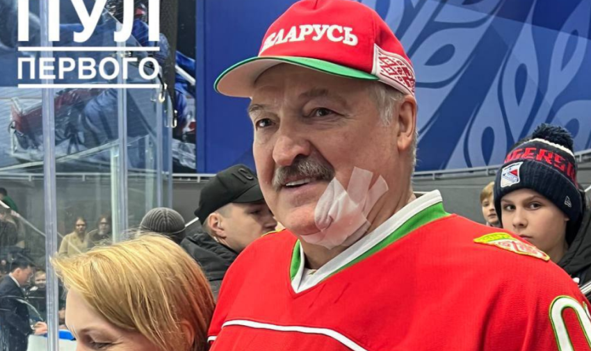  Aleksandr Lukașenko, lovit cu crosa în plină figură, în timpul unui meci de hochei. Momente de stupoare la Minsk
