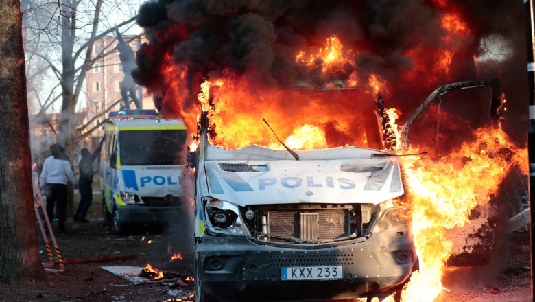  Violențe extreme în Suedia – trei oameni au fost răniți de gloanțe la protestele extremiștilor care au ars Coranul