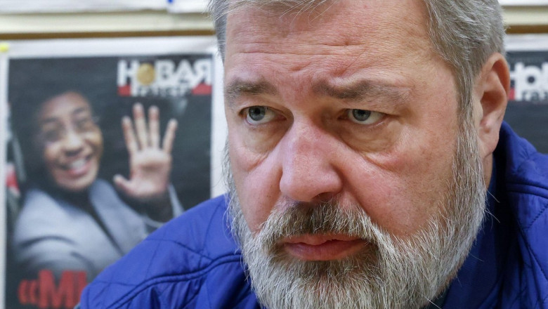  (FOTO) Jurnalistul Dmitri Muratov, laureat al premiului Nobel pentru Pace, a fost atacat într-un tren în Rusia