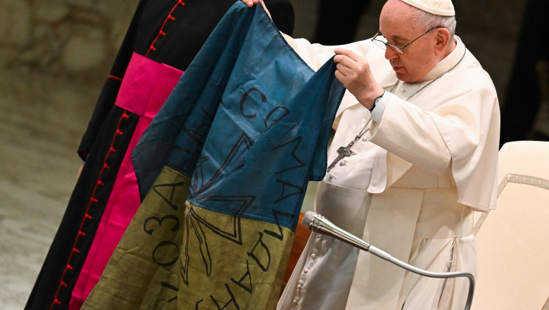  Papa Francisc a condamnat Masacrul de la Bucha ținând în mână un steag al Ucrainei adus din oraș