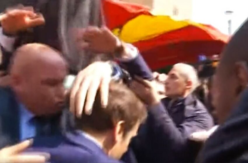  (video) Emmanuel Macron, atacat cu roșii în prima ieșire publică după ce a fost reales președinte al Franței