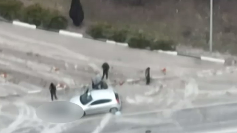  (VIDEO) Momentul în care părinții unui copil sunt dați jos din mașină și omorâți de ruși în fața lui