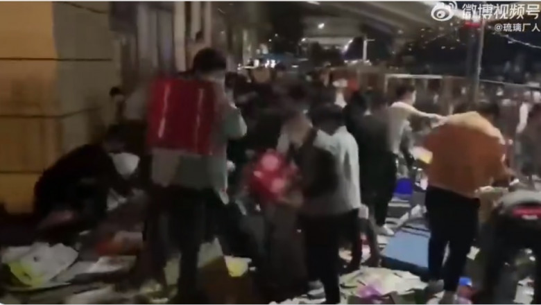  VIDEO. Scene haotice la Shanghai. Rămași fără provizii după lockdownul prelungit, oamenii au jefuit un supermarket