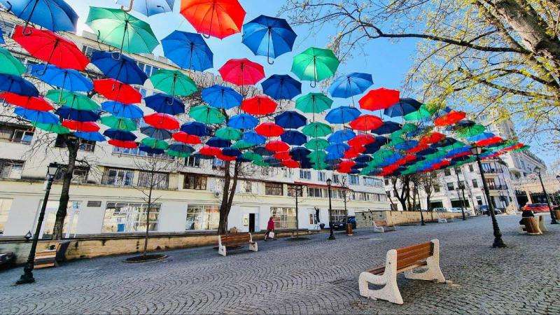  (FOTO) Aleea Pietonală Eugen Doga, „păzită” de ploi și soare: Zeci de umbrele colorate acoperă zona