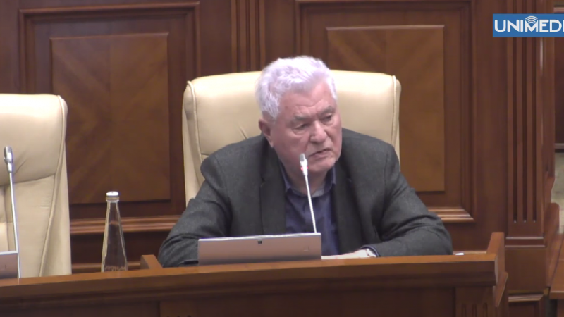  (video) Voronin cântă melodia din filmul sovietic „Офицеры” în ședința Parlamentului: Mi-e rușine de ceea ce faceți voi aici