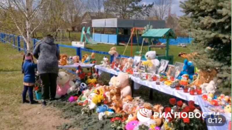  (video) Ulianovsk, în doliu și lacrimi, după atacul de la grădiniță: Oamenii au adus flori și jucării pentru sufletele nevinovate, plecate la ceruri