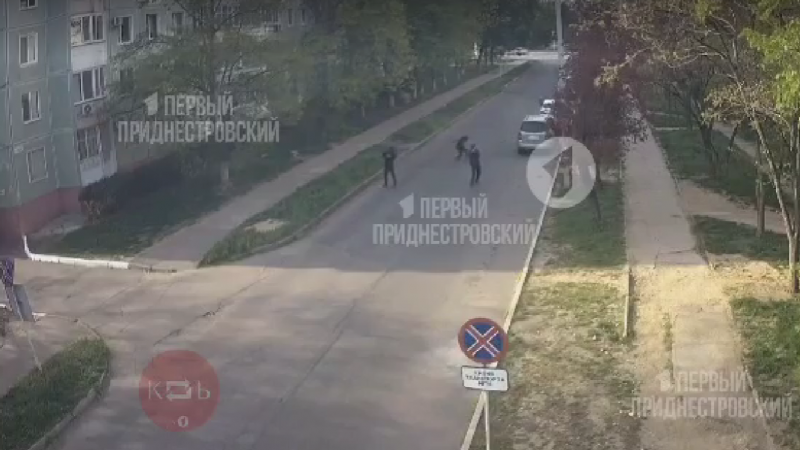  (video) Momentul atacului asupra clădirii MGB-ului de la Tiraspol: În plină zi, trei persoane au ieșit dintr-o mașină și au deschis focul