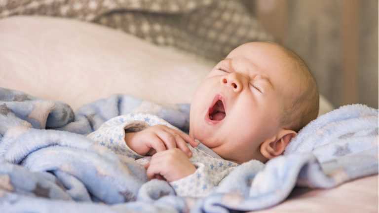  Dacă bebelușul tău nu doarme liniștit, înseamnă că faci aceste greșeli