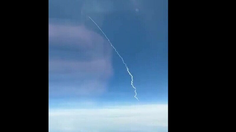  (VIDEO) Momentul în care o rachetă trece pe lângă un avion. Imaginile surprinse de un pasager