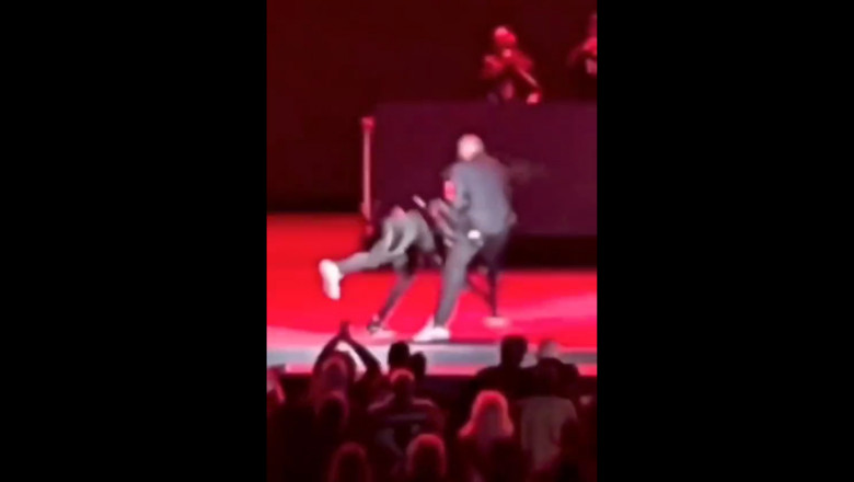  VIDEO  Comicul Dave Chappelle a fost atacat pe scenă în timpul unui spectacol din Los Angeles